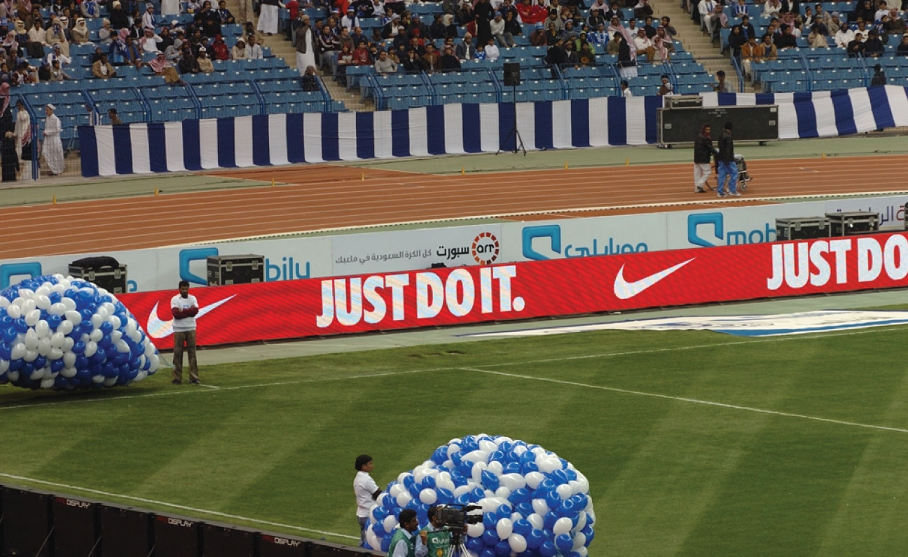 Спонсоры поле. Рекламные баннеры на стадионе. Рекламные щиты на футбольном поле. Рекламные щиты на стадионе. Рекламные баннеры на футбольном поле.