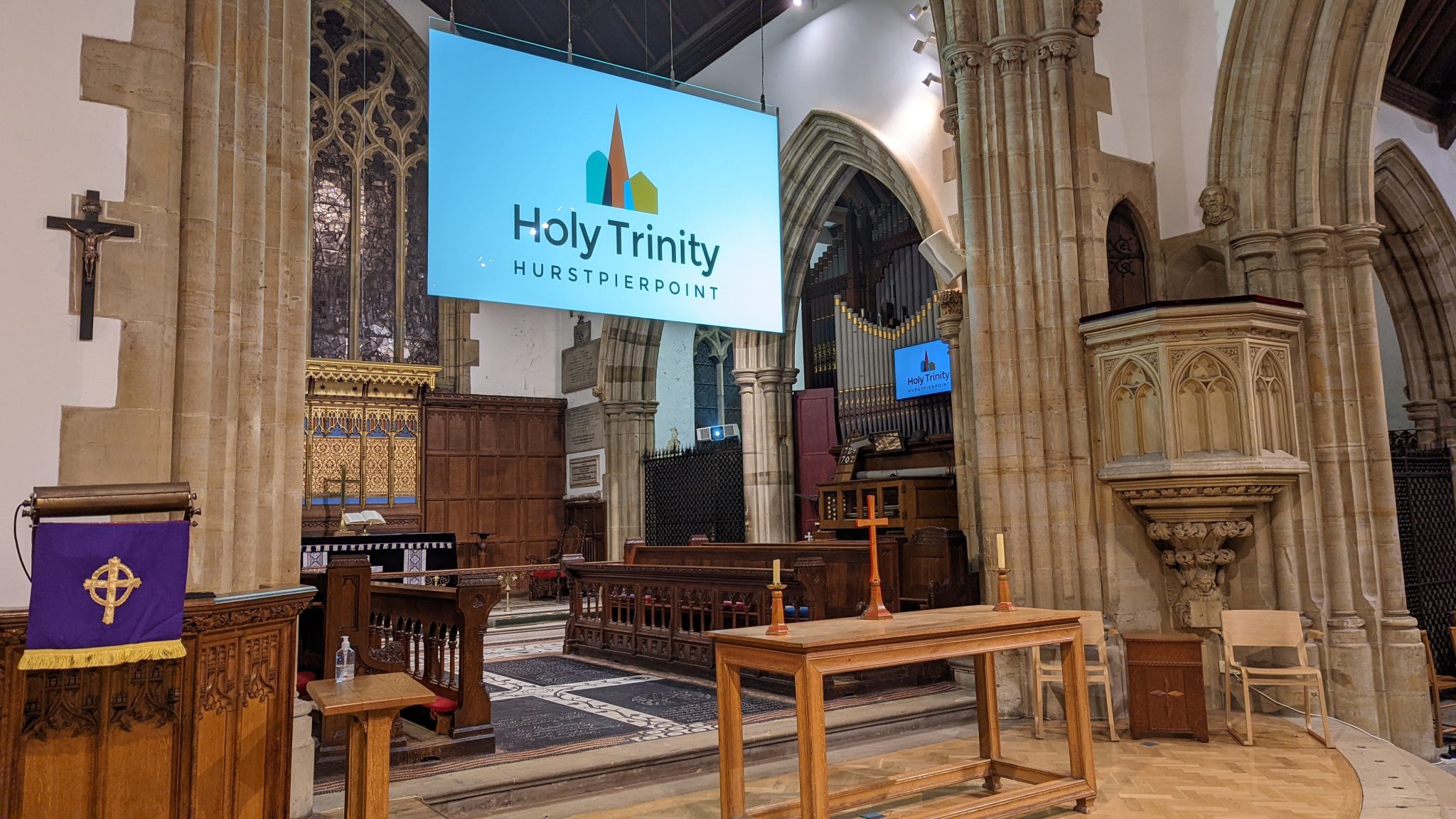 Smart Glass Creates Versatile Projector Screen in Church Pro Display