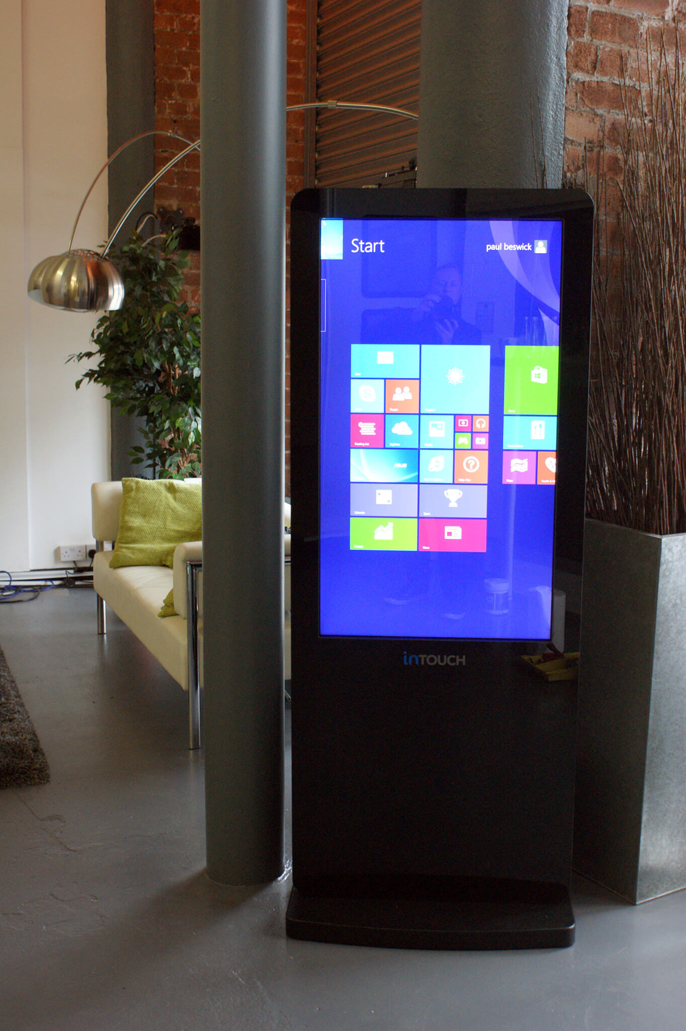 LCD Digital Signage Advertising Kiosk