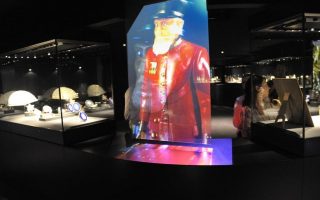 holographic glass screen front projection museum
